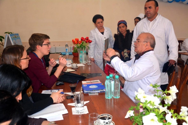 ГЕРМАНИЯЛИК ШИФОКОРЛАР БОЛАЛАРНИ ТИББИЙ КЎРИКДАН ЎТКАЗДИ