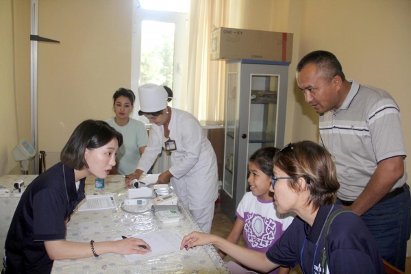 КОРЕЯЛИК ШИФОКОРЛАР АНДИЖОНДА 900-НАФАРГА ЯҚИН ФУҚАРОНИ  ТИББИЙ КЎРИКДАН ЎТКАЗДИ