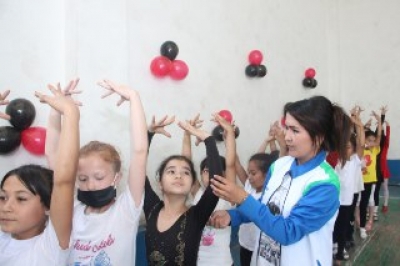 ЎҚУВЧИ ҚИЗЛАР БАДИИЙ ГИМНАСТИКА БЎЙИЧА МУСОБАҚАЛАШДИ