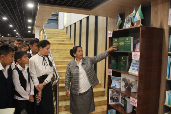 Ўқувчилар кутубхонада саёҳатда бўлди