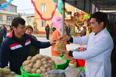 ЯНГИ ЙИЛ БАЙРАМИ ЯРМАРКАЛАРИ АҲОЛИГА КЕНГ ҚУЛАЙЛИКЛАР ЯРАТМОҚДА