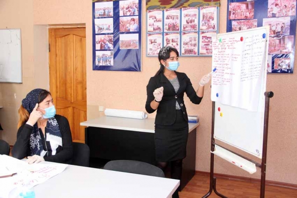 Ўз тадбиркорлигини бошламоқчи бўлган &quot;темир дафтар&quot;да турувчи оилалар вакилалари ўқитилди