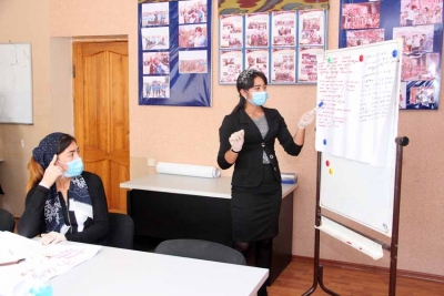 Ўз тадбиркорлигини бошламоқчи бўлган &quot;темир дафтар&quot;да турувчи оилалар вакилалари ўқитилди