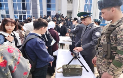 ЎҚУВЧИЛАР ҲАРБИЙЛАР БИЛАН МУЛОҚОТ ЎТКАЗИШДИ