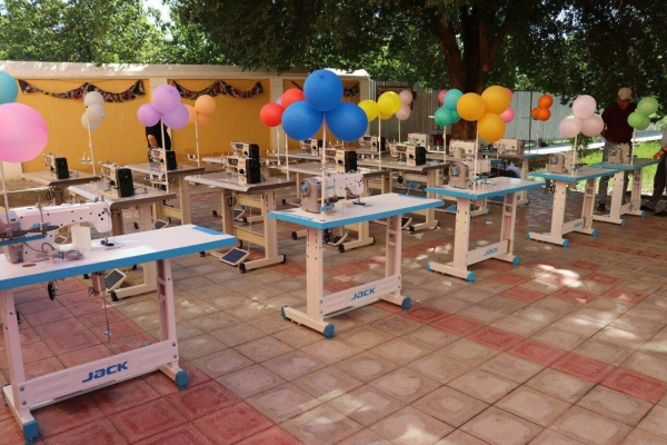 Эҳтиёжманд хотин-қизларга тикув машиналари берилди