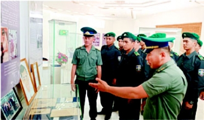 ҲАРБИЙЛАР ШОИР УЙ-МУЗЕЙИДА БЎЛИШДИ