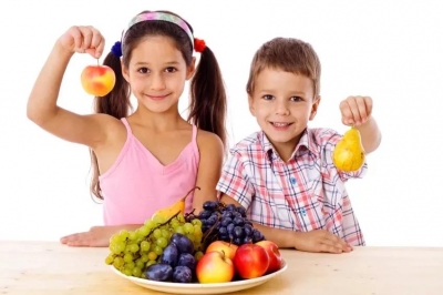 Let's train our children to eat fruits washing them