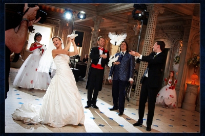 ТЎЙЛАР ДАБДАБА ВА ЎЗИНИ КЎЗ-КЎЗ ҚИЛИШ ВОСИТАСИГА АЙЛАНИБ ҚОЛМАСИН