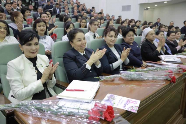 Вилоят ҳокими хотин-қизларни 8 март байрами билан табриклади