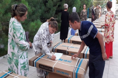 ХОТИН-ҚИЗЛАРГА ТИКУВ МАШИНАЛАРИ БЕРИЛДИ