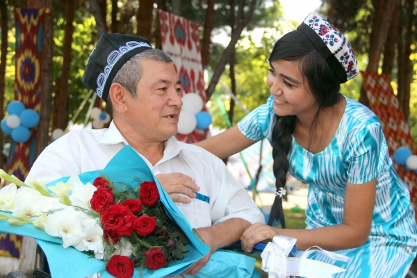 ИМКОНИЯТИ ЧЕКЛАНГАН ФУҚАРОЛАРГА НОГИРОНЛИК АРАВАЧАЛАРИ ТОПШИРИЛДИ