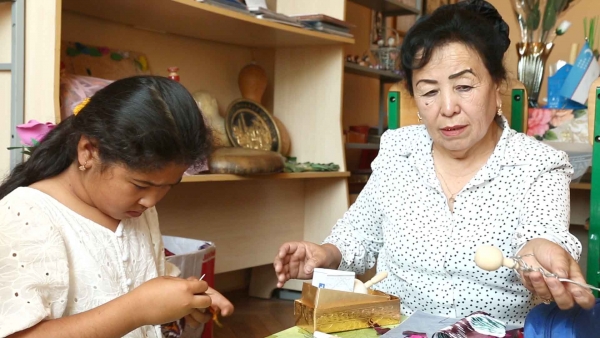 Ҳунарманд, рассом, педагог аёл