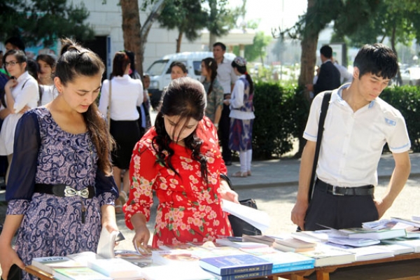 КИТОБЛАР БАЙРАМИ АҲОЛИ, АЙНИҚСА, ЁШЛАРИМИЗНИНГ КИТОБГА БЎЛГАН МУҲАББАТИНИ ЯНАДА ОШИРДИ