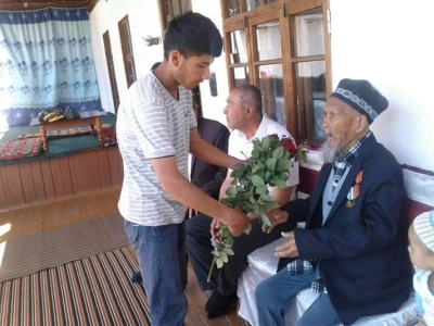 Эъзоз ва эҳтиромдан мамнун отахон