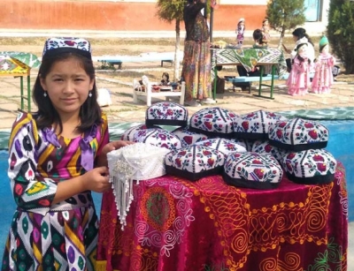 "ДЎППИ  ТИКДИМ ИПАКЛАРИ ТИЛЛОДАН"